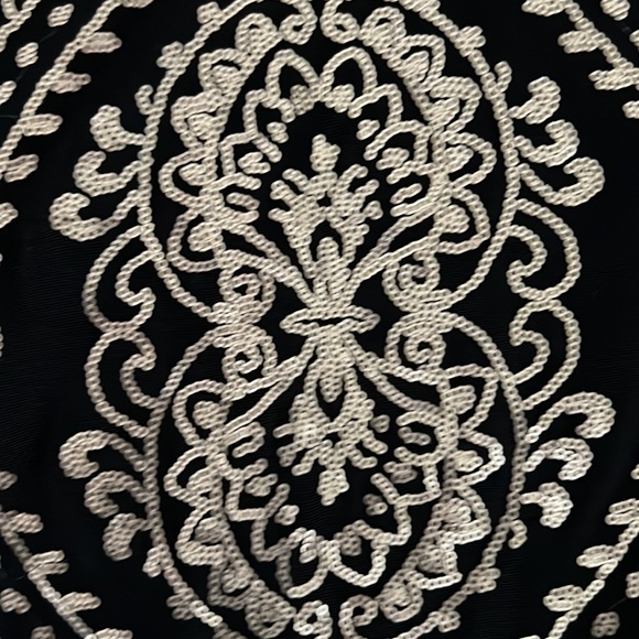 LE CHATEAU black and gold sequin mini skirt - Picture 3 of 4